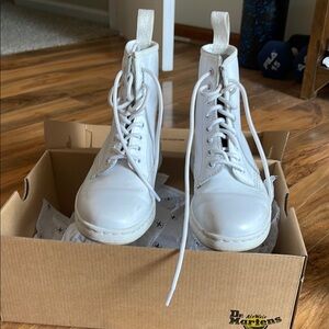 Dr.Martens Newton White Softy T